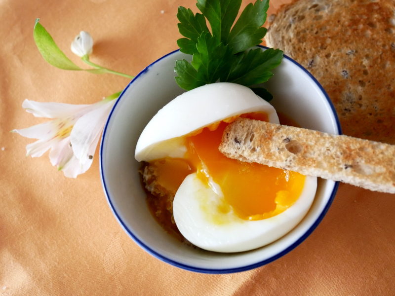 Oeuf mollet sur mousse de champignons - Un zeste de magie